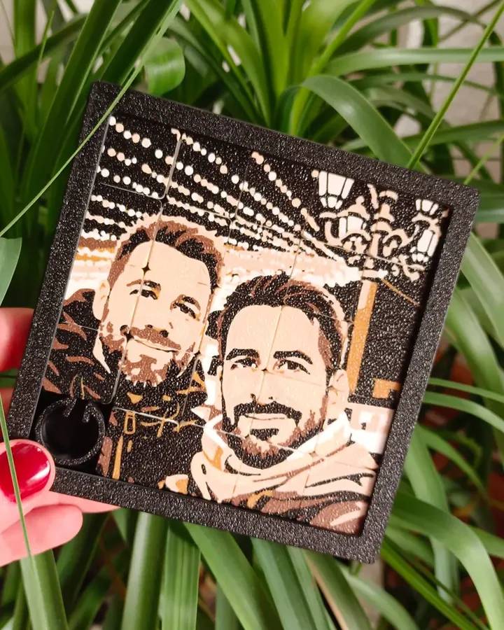 Puzle 3D de dos amigos entre plantas