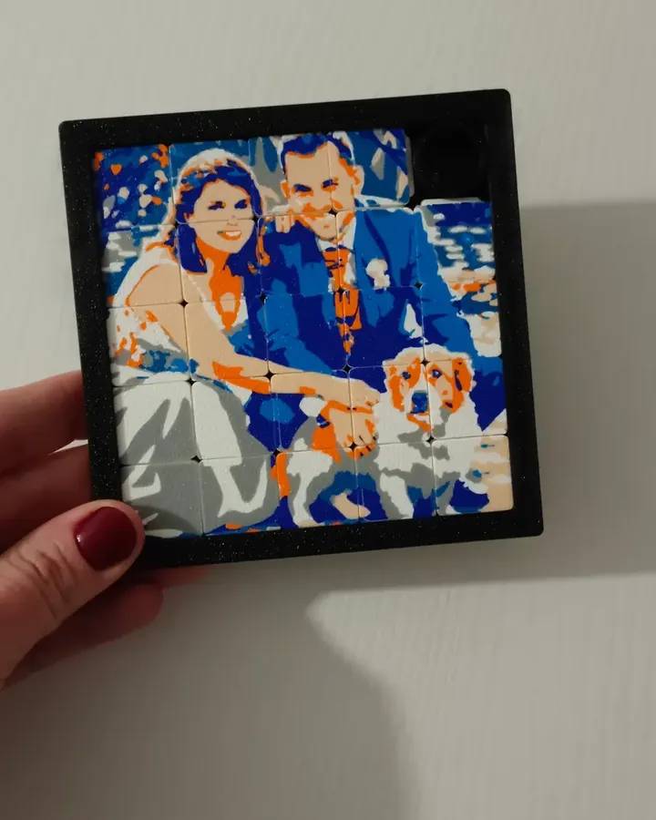 Puzle 3D de una foto de boda con su perro, sujetado en la mano
