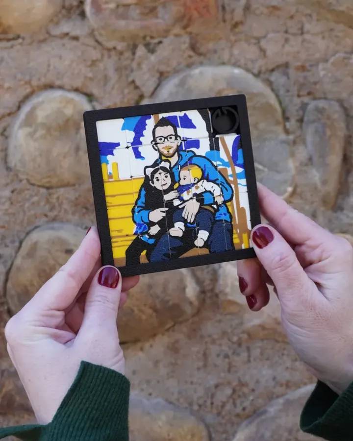 Manos sujetando un puzle 3D con la foto de una familia