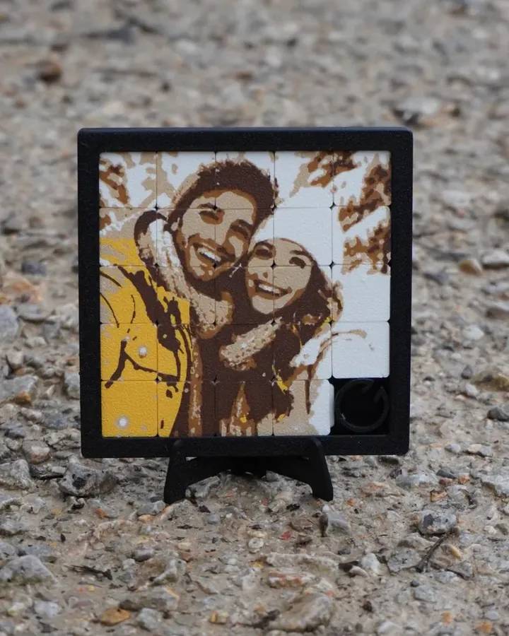 Puzle 3D personalizado de una pareja sobre su atril, al aire libre