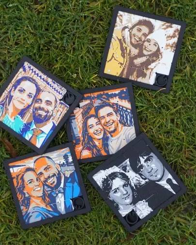 Varios puzles 3D personalizados de parejas sobre el césped