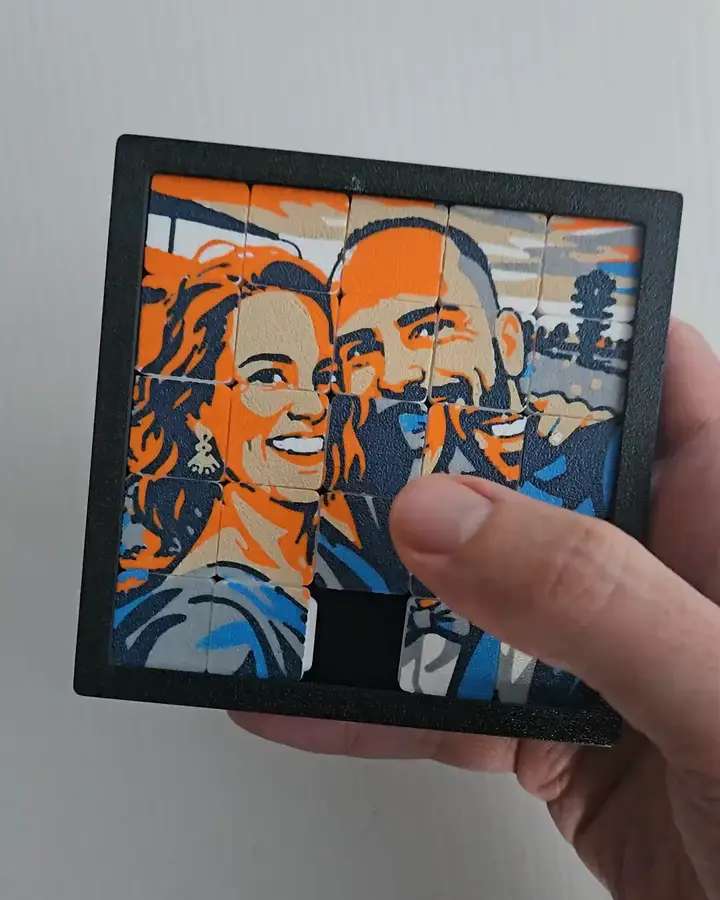 Puzle 3D de una pareja, sujeto con la mano mientras se deslizan sus piezas
